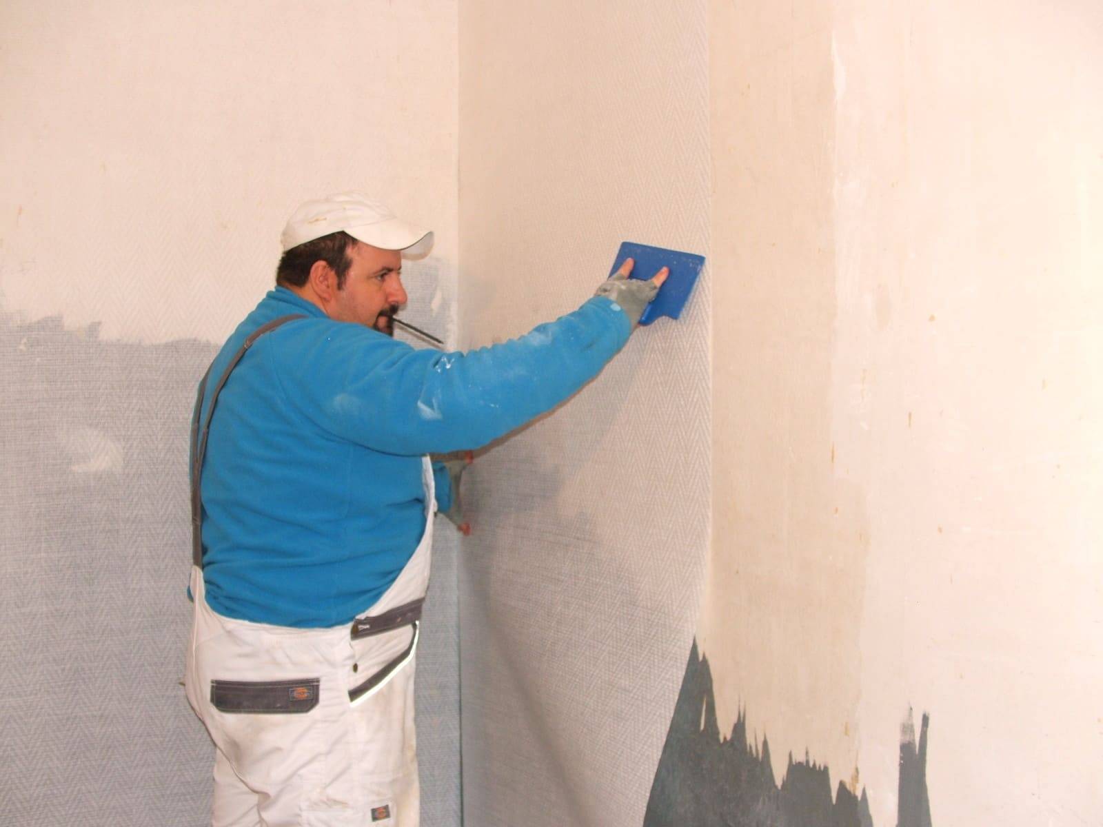 Клеить обои покраска стена. Стекловолокно отделка стен. Оклеивание стен стеклохолстом. Нанесения стекловолокна на стены. Стеклохолст для стен под шпаклевку.