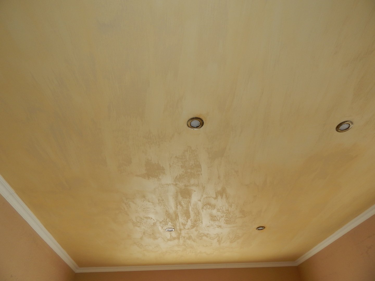 Декоративная штукатурка на потолок: особенности нанесения