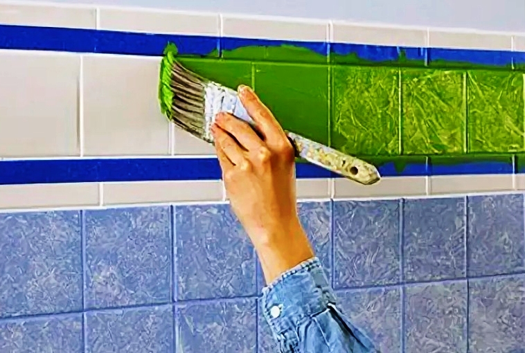 Как покрасить плитку в ванной своими руками: выбор краски и процесс