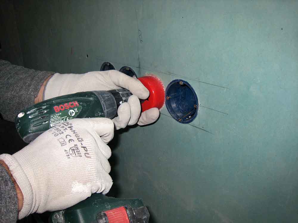 Как установить розетку в стену из бетона, из гипсокартона своими руками — пошаговая инструкция