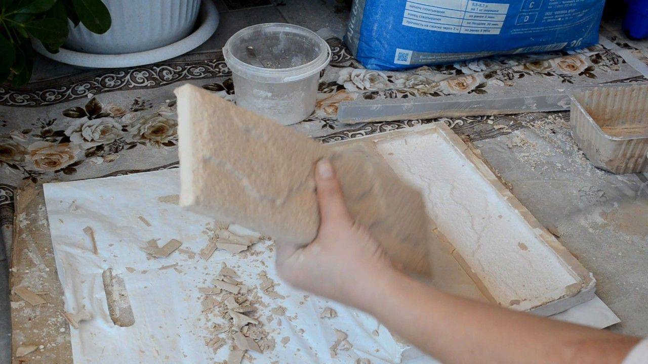 Гипсовая декоративная плитка для внутренней отделки своими руками: как и чем резать, укладка, как сделать в домашних условиях, фото