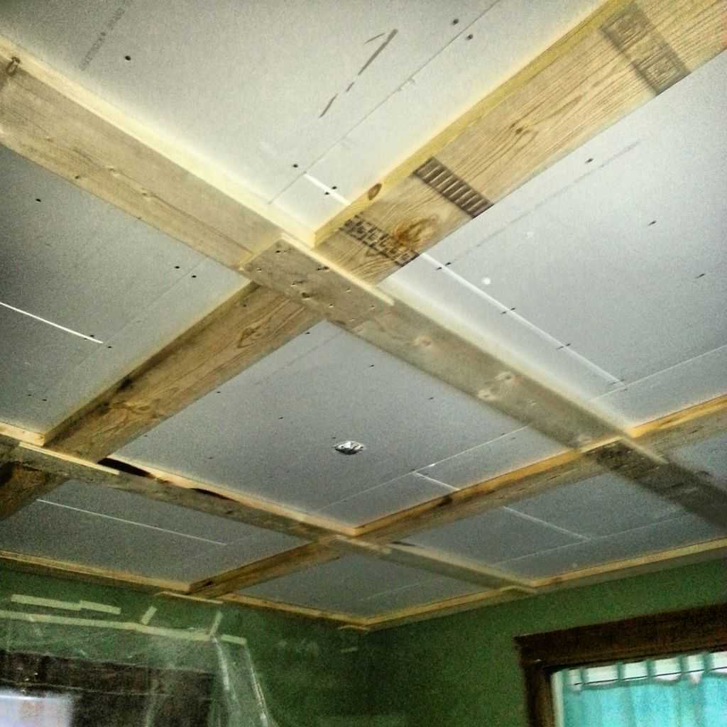 Черновой потолок по деревянным балкам: выбор материала, способ установки.