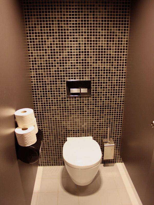 Чем отделать стены в туалете: обои, пластиковые панели