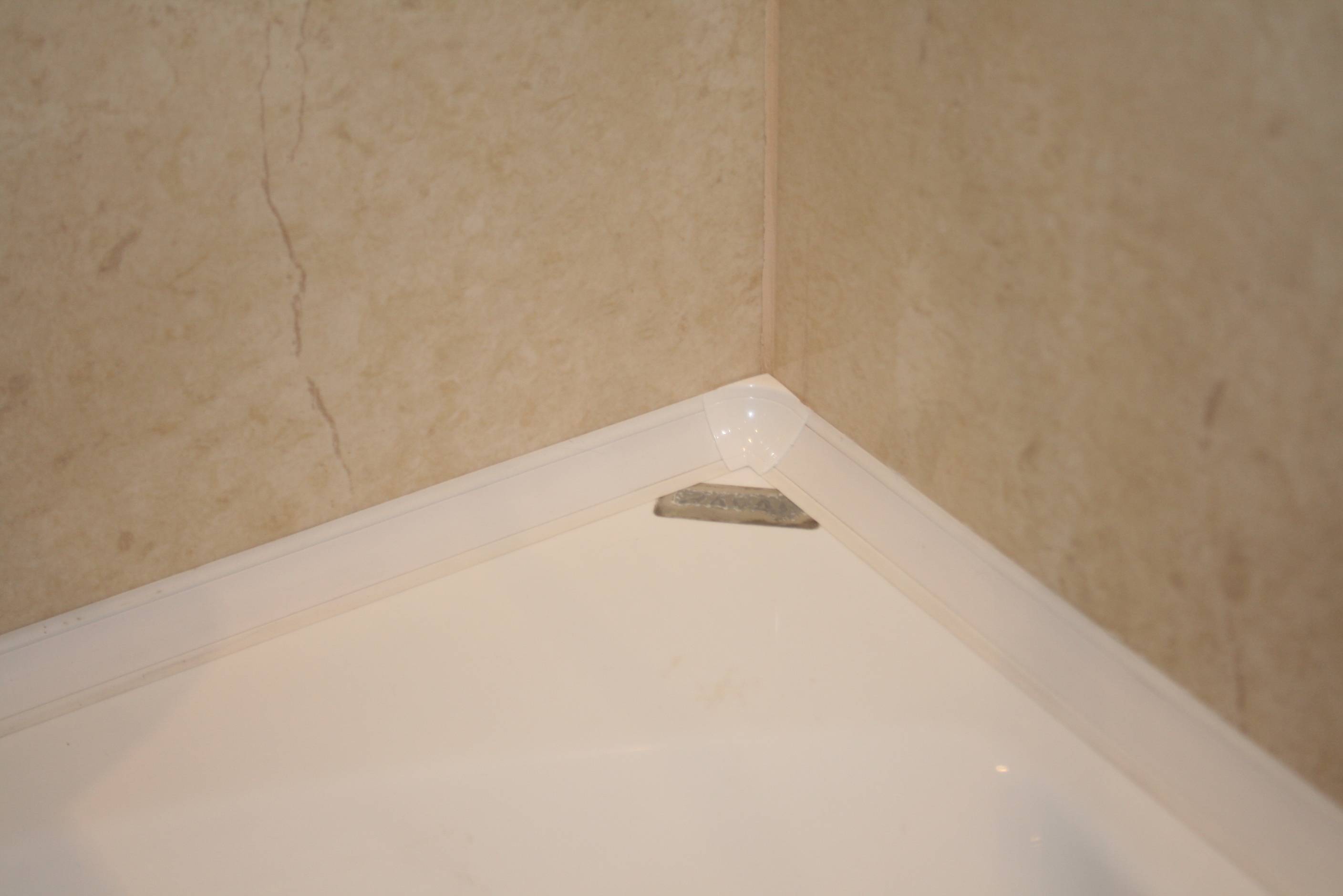 Купить плинтус в ванной в спб. Керамический плинтус для ванной. Плинтус между ванной и плиткой. Керамический уголок для ванной. Плинтус для ванной пластиковый.