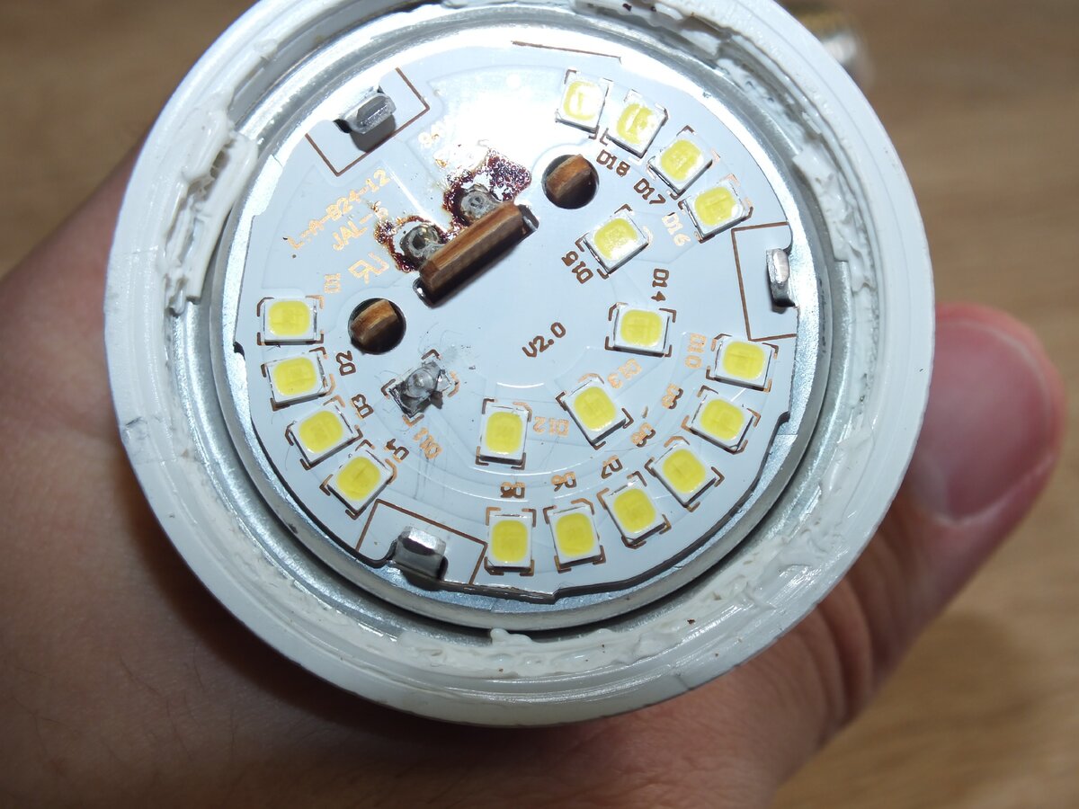 Светодиодные лампы своими руками 220. Отремонтировать светодиодную лампу 220 вольт. Отремонтировать диодную лампочку на 220 вольт. Ремонтируем диодную лампочку 220 вольт. Плата внутри светодиодной лампы 220в.