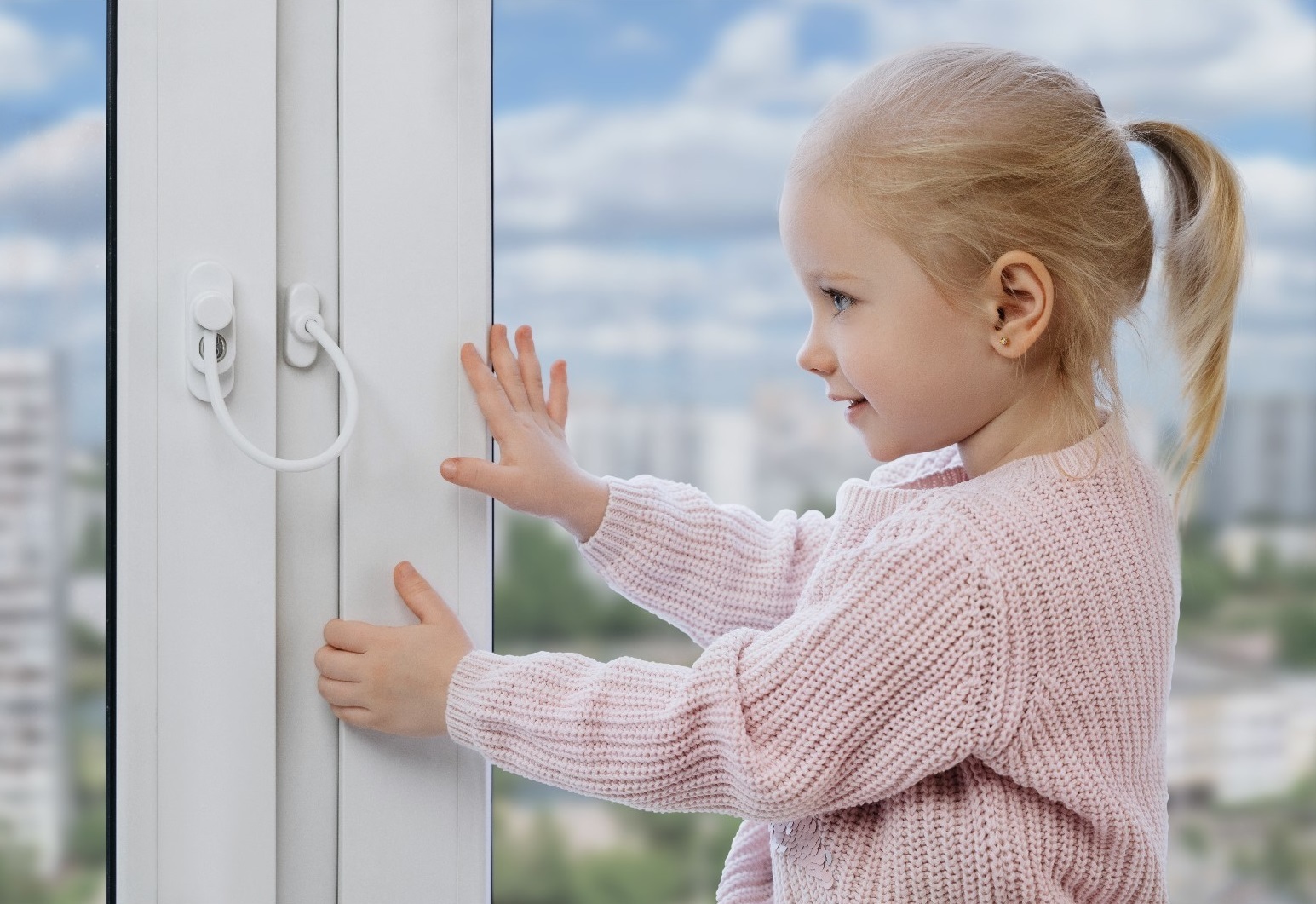 Как обезопасить окна от детей: защита, замки, блокировки