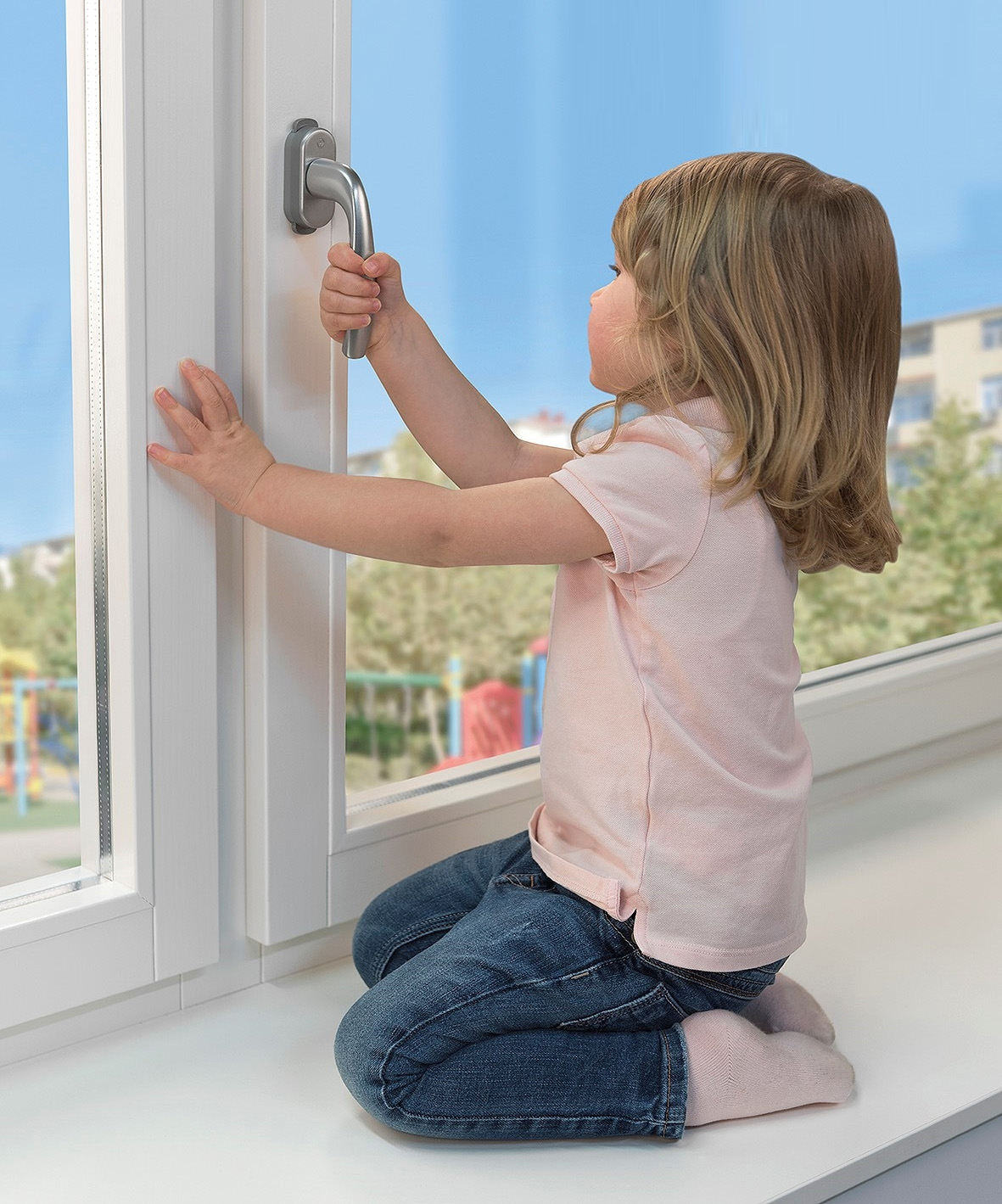 Защита от детей на окна. скажем «да!» безопасности, или почему так необходима защита от детей на окна замок на балконную пластиковую дверь от детей