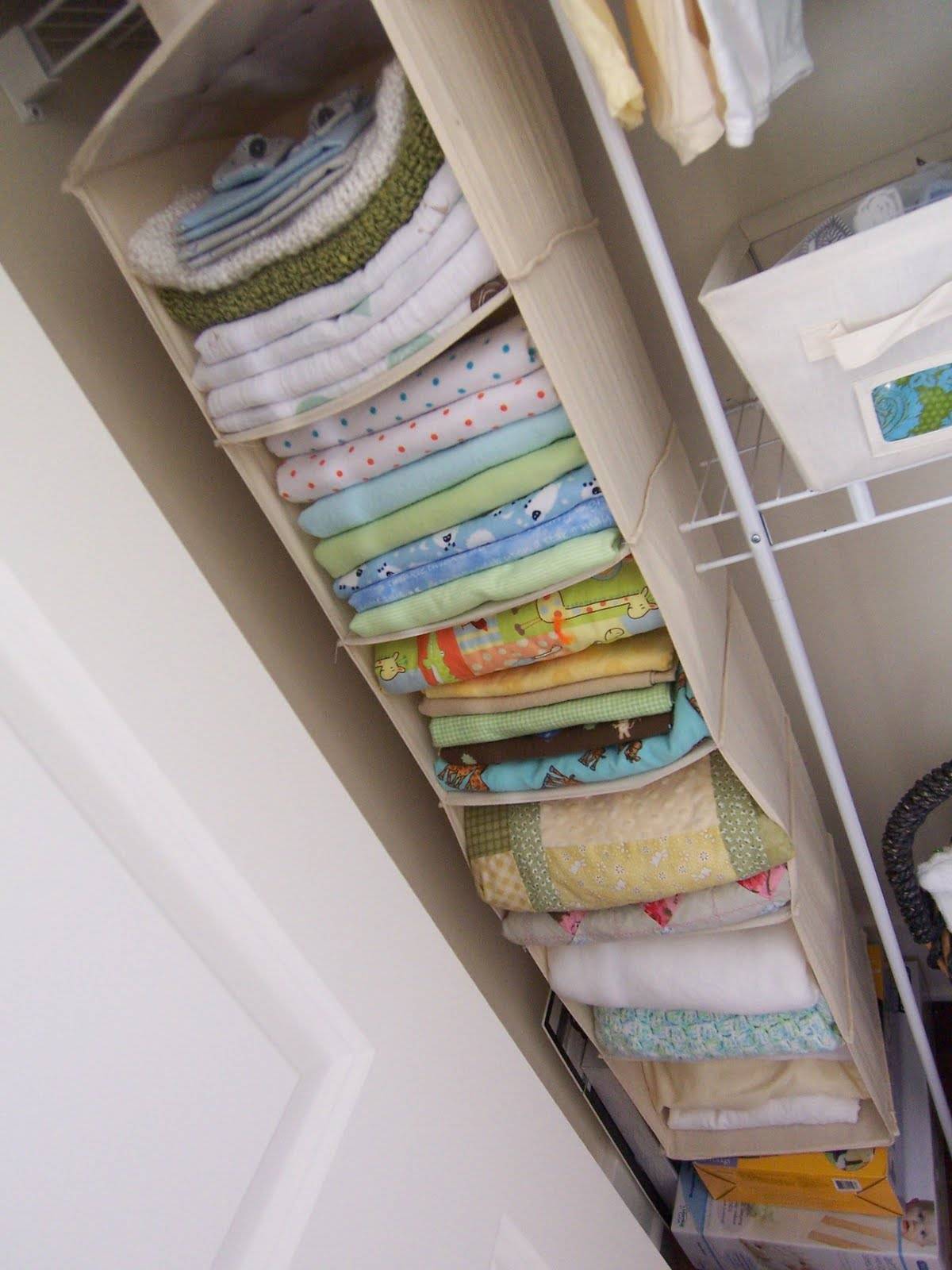 Организация полотенец. Компактное хранение вещей. Шкаф для постельного белья и полотенец. Идеи хранения постельного белья. Хранение постельного белья и полотенец.