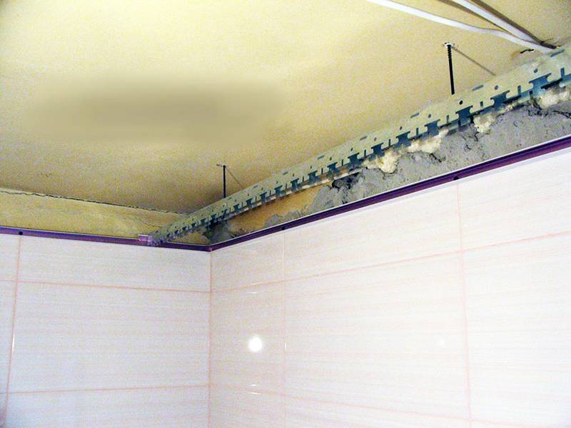 Навесной реечный потолок в ванной комнате: монтаж своими руками (видео инструкция)