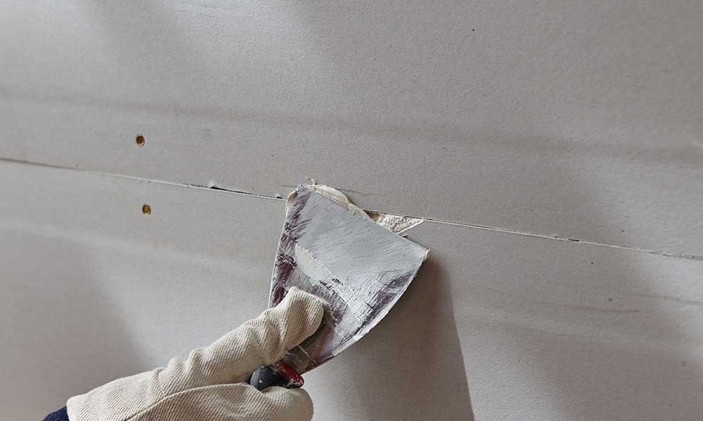Заделка швов гипсокартона между листами на стенах: чем лучше замазать