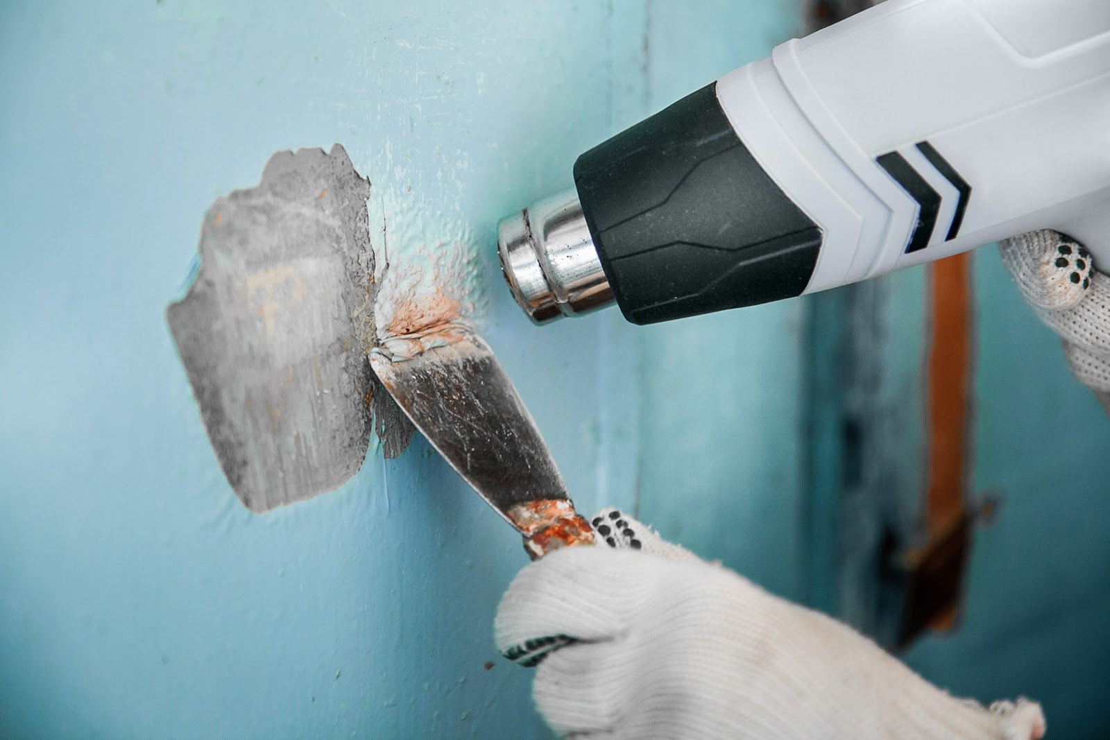 Как снять водоэмульсионную краску с потолка: способы быстро смыть старое покрытие