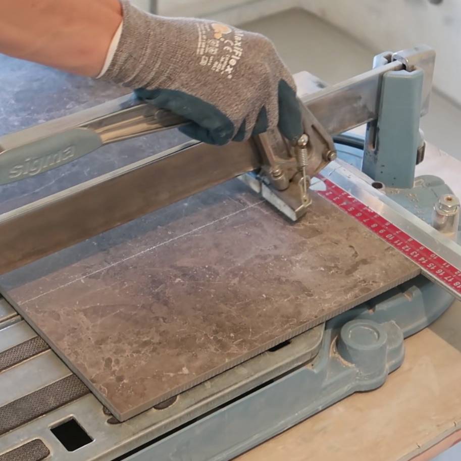 Как резать плитку стеклорезом. как самостоятельно и аккуратно резать плитку стеклорезом