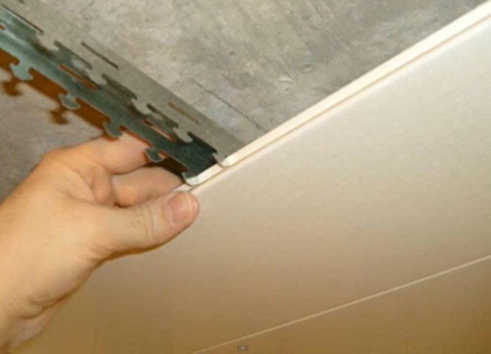 Реечный потолок в ванной: инструкция по установке своими руками + видео