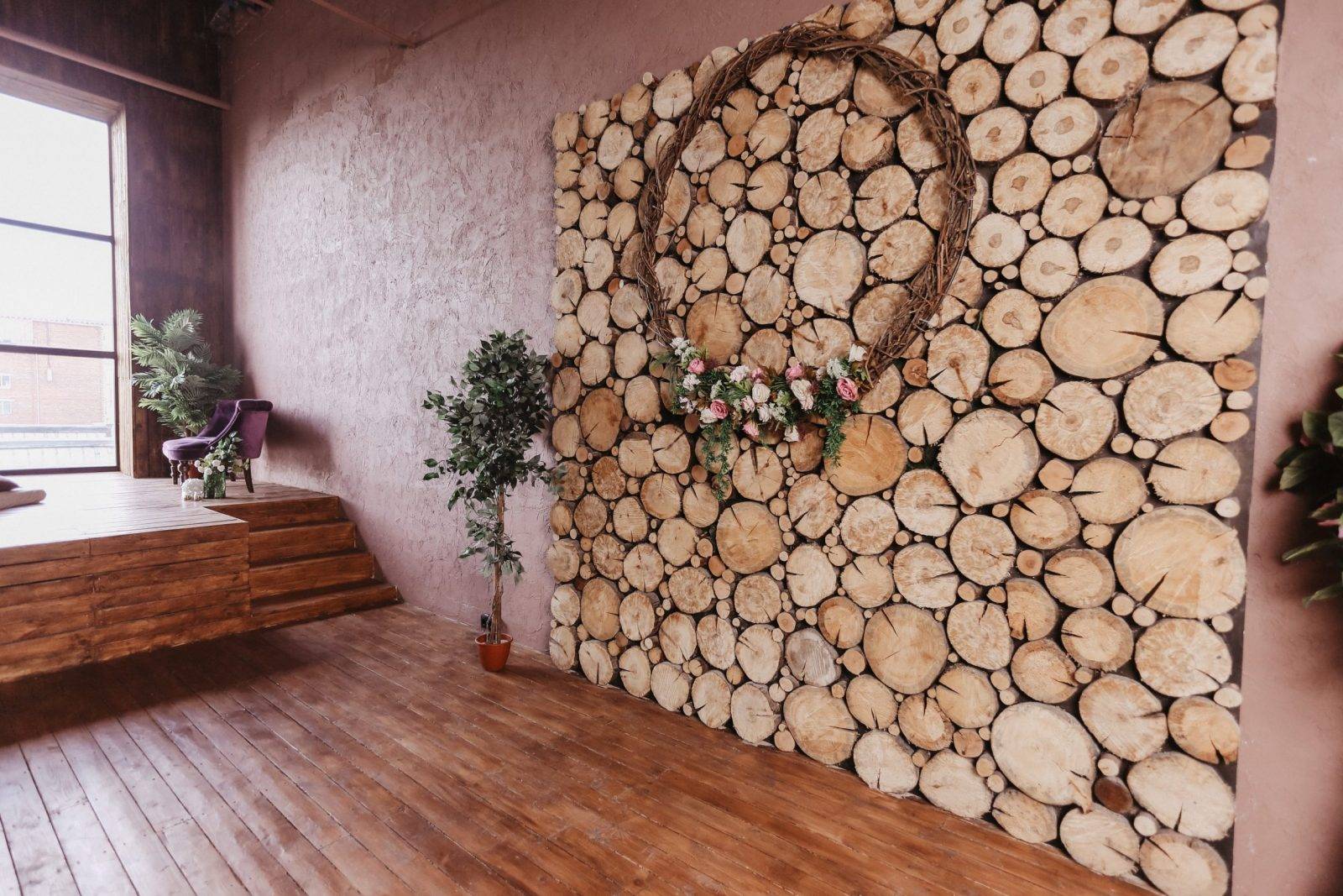 Спилы дерева в интерьере: декор для стен и пола (фото)
