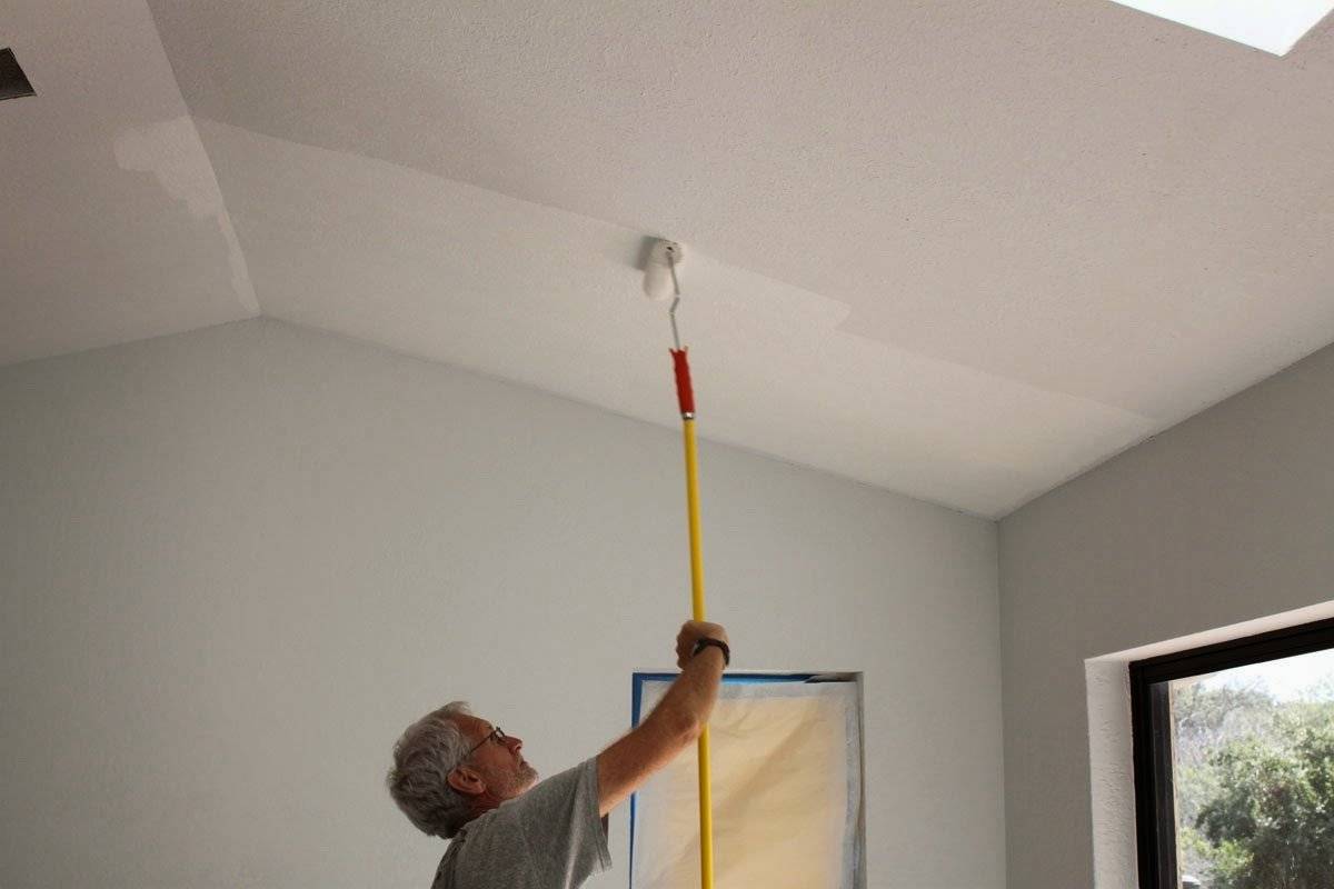 Как покрасить потолок водоэмульсионной краской правильно: советы и видео