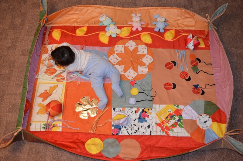 Как сделать самому развивающий коврик для малыша. делаем развивающие коврики своими руками