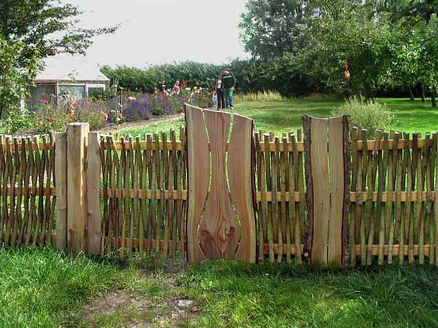 Сделать забор на даче цена. Необычный деревянный забор. Красивые дачные заборы. Забор дачный деревянный. Необычные заборы для дачи.