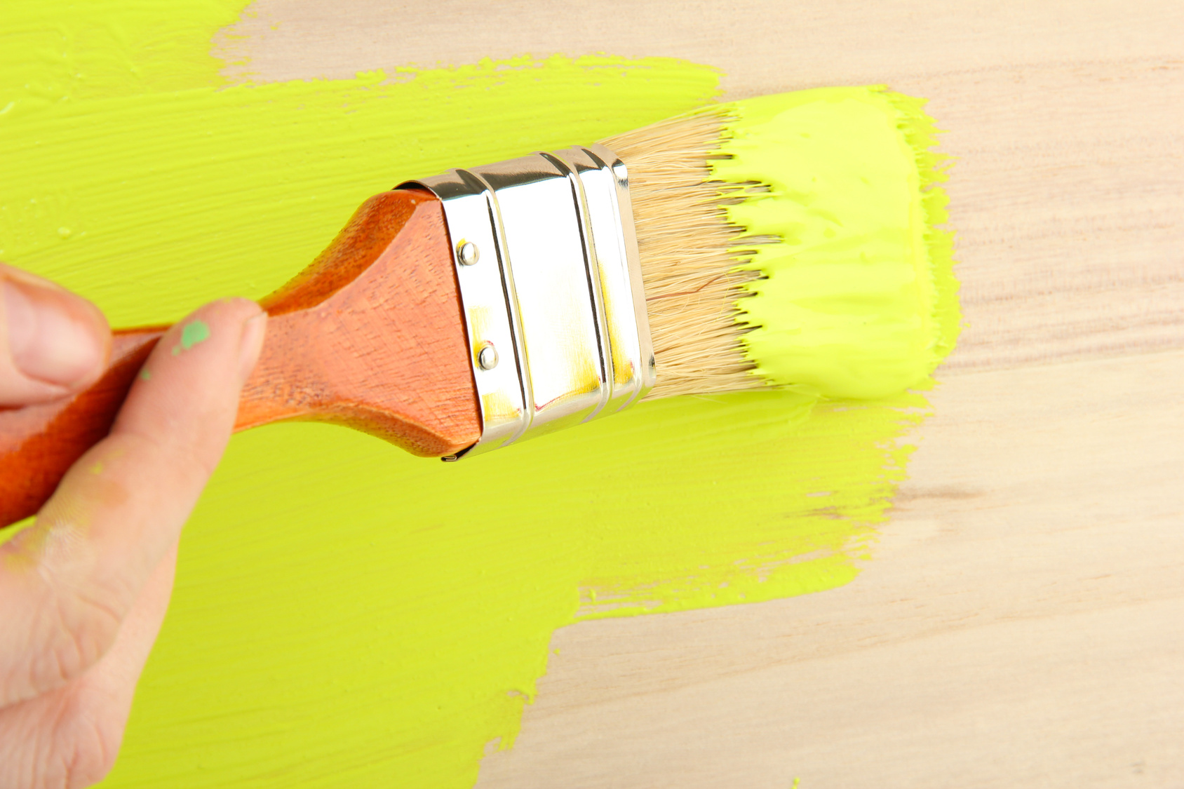 Окрашивание стен кистью. Кисточка для покраски стен. Краска для окраски дерева. Окрашивание поверхности кистью.