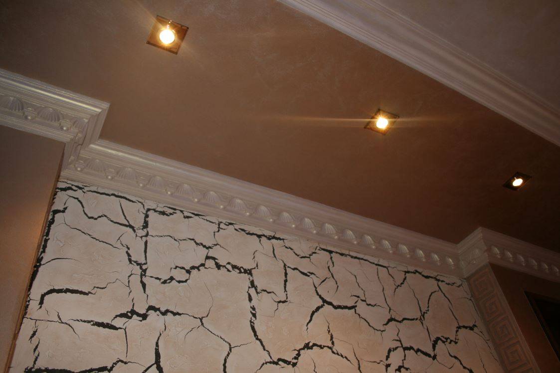 Декоративные потолки - фото интерьеров: лепнина, штукатурка, идеи для отделки