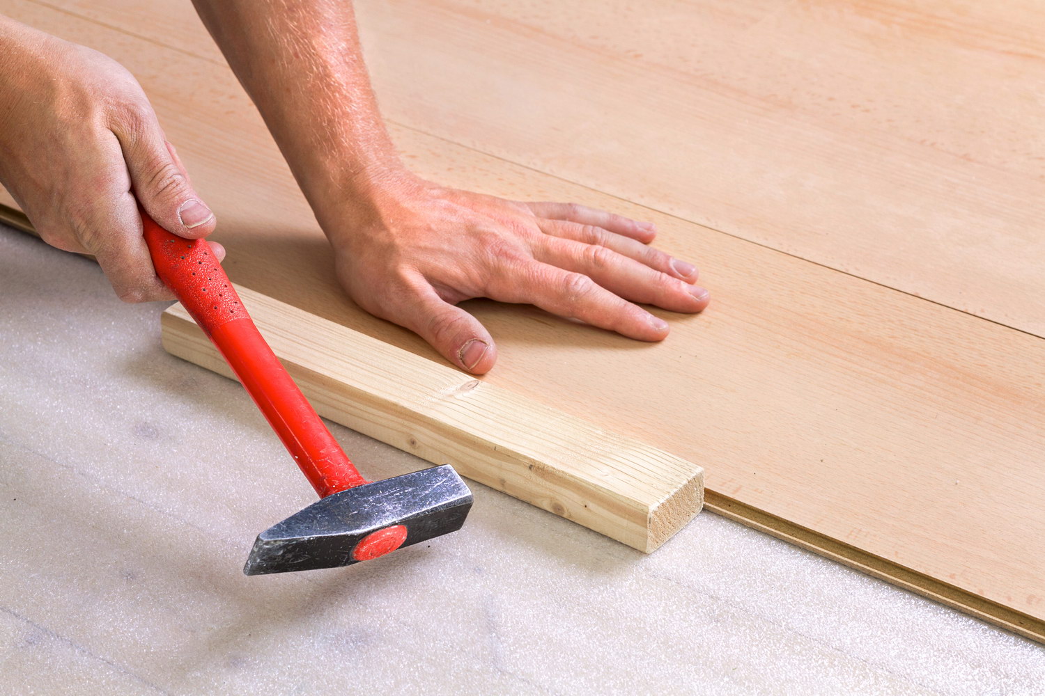 Чем покрыть деревянный пол: 3 эффективных способа защиты покрытия