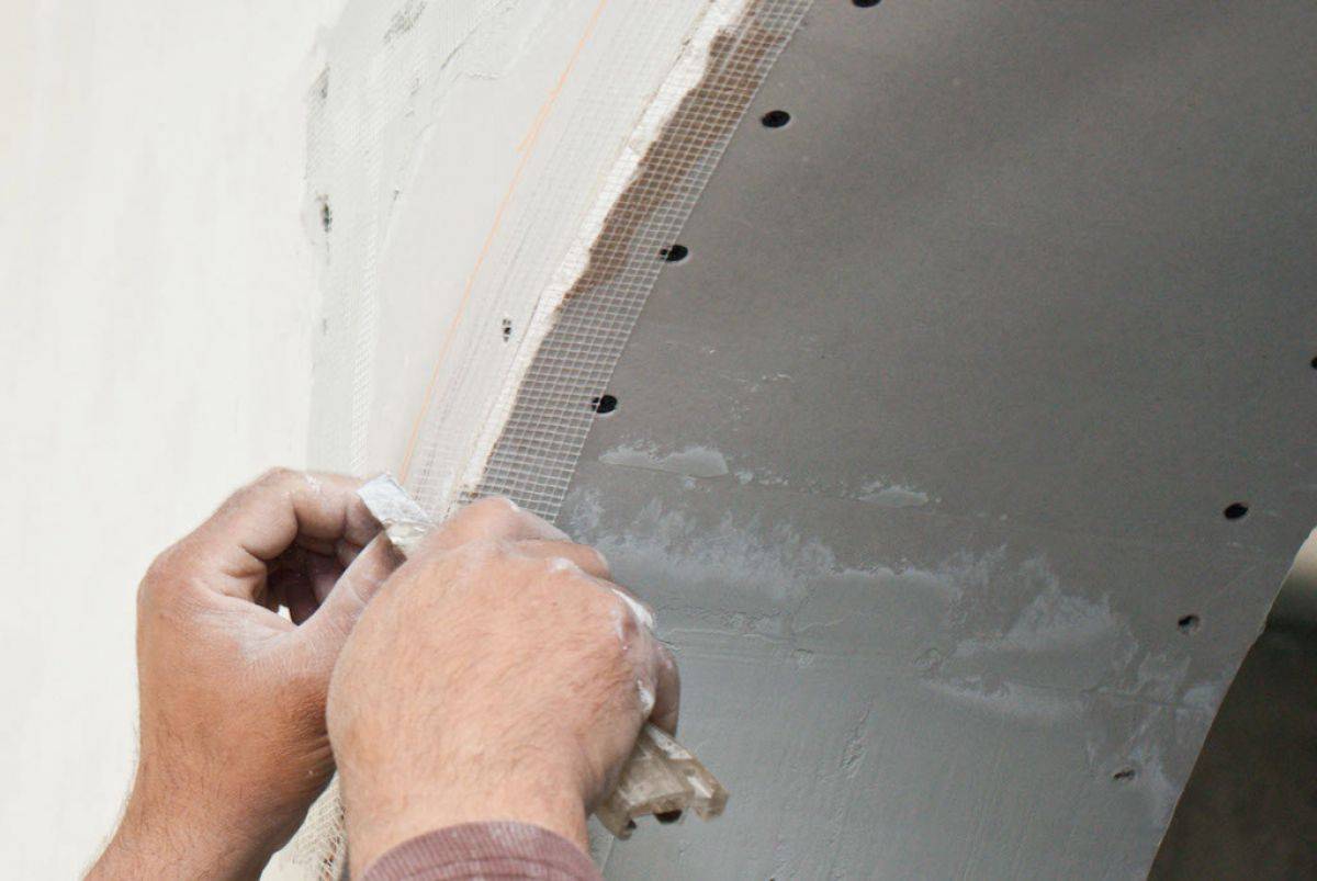Как шпаклевать стыки гипсокартона (гкл, гвл): как правильно выполнить работу на потолке, стене, в том числе под обои, а также нужные инструменты и советы мастеров